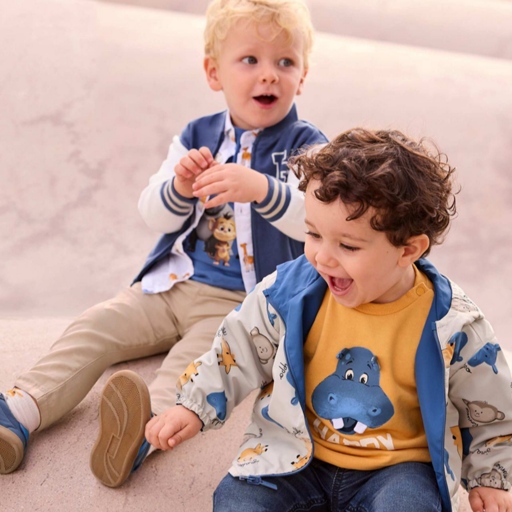 Ropa casual Mayoral para niños: chaquetas y camisetas divertidas en Mikos.