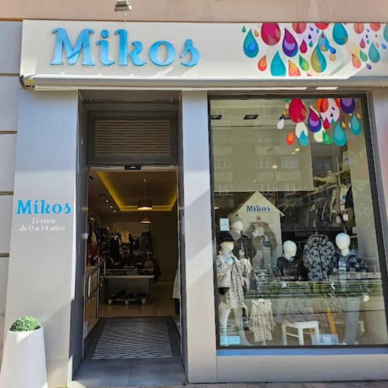 Escaparate de la tienda Mikos en Vitoria-Gasteiz con ropa infantil de temporada.